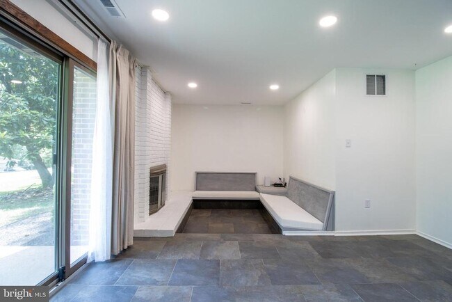 Foto del edificio - 6277 Occoquan Forest Dr