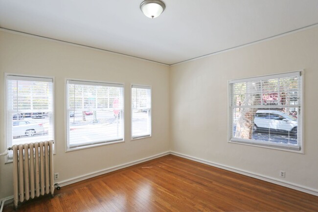 Building Photo - OPEN HOUSE: Sunday 1/26  1pm-1:30pm Attrac...