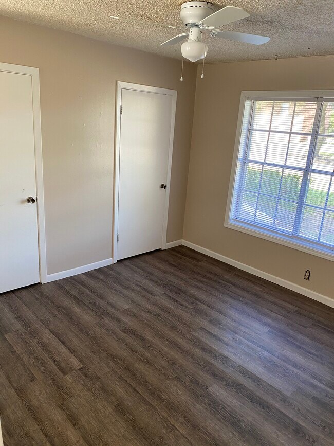Dormitorio con 2 armarios - 401 Willett Place Blvd