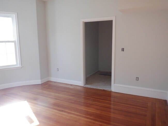 Building Photo - 1127 Hyde Park Ave