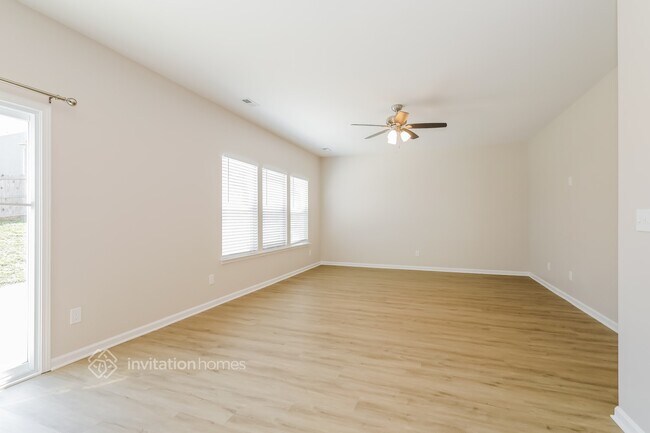 Building Photo - 1841 Swan Dr