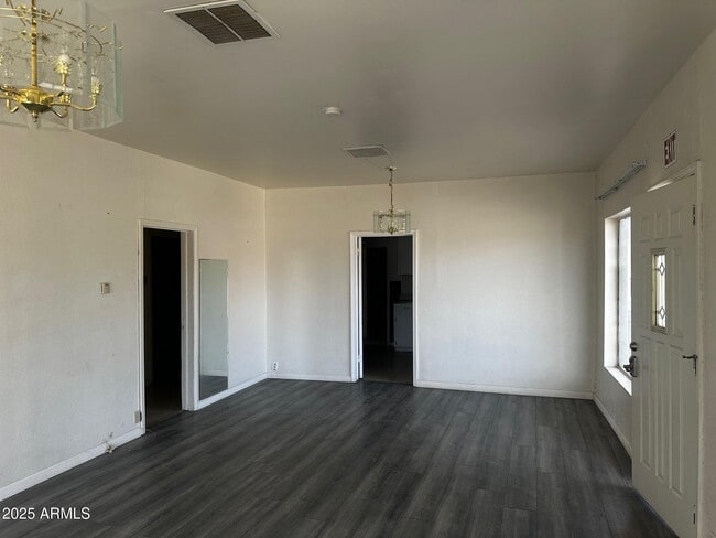 Building Photo - 1610 N Sulphur Springs St