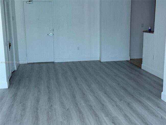 Foto del edificio - 7501 E Treasure Dr