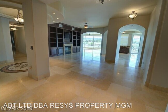 Building Photo - 4 br, 5.5 bath House - 9103 ALTA DR #301