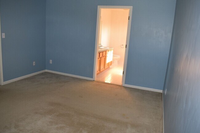 Building Photo - DON'T MISS THIS AMAZING STEAL IN BROWNSTOWN