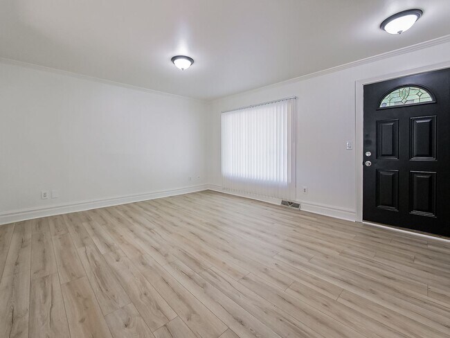 Foto del edificio - Rare Leasing Opportunity in the Highly Des...