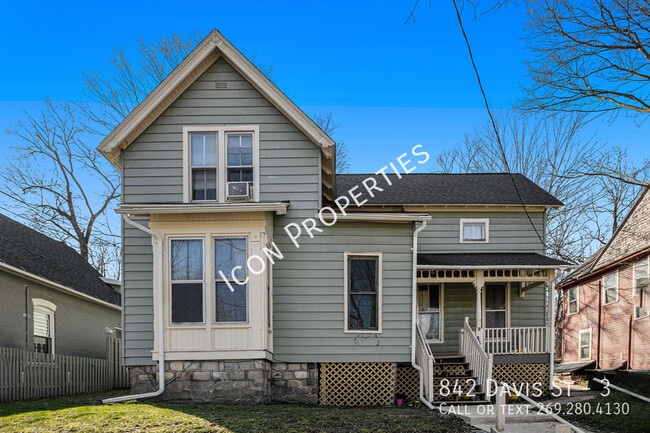 Building Photo - Renovated Studio!