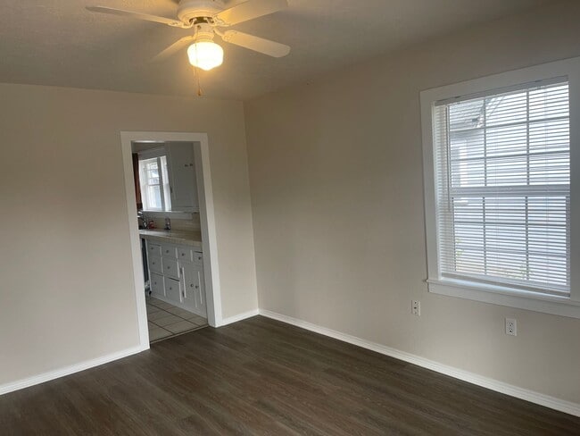 Foto del edificio - Comfortable 3-Bedroom Home with Huge Backy...