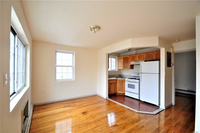Building Photo - 3 bedroom in Queens NY 11415