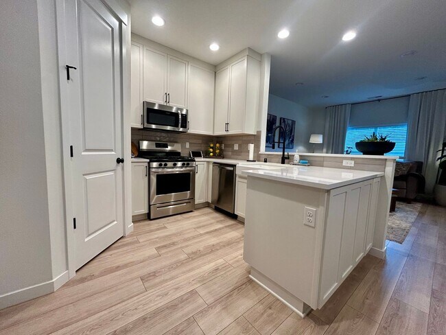 Building Photo - Beautiful Upgraded Vancouver Townhome! MOV...