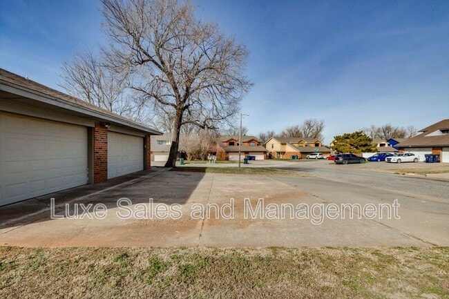 Building Photo - 6004 Paramount Dr