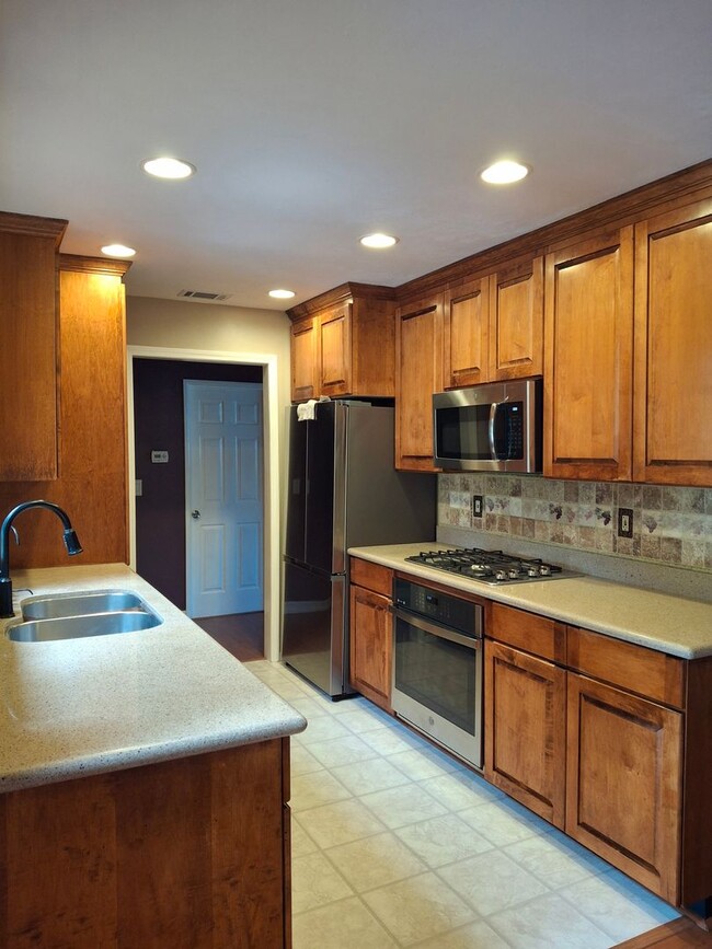 Building Photo - Charming 3 Bedroom, 2 Bath Home with Centr...