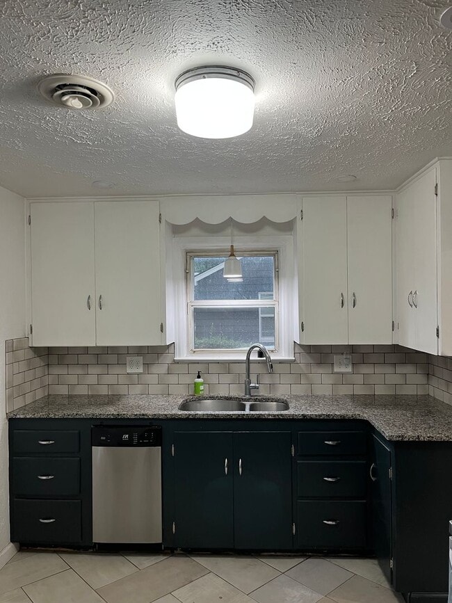 Building Photo - Beautiful Central Bench Home