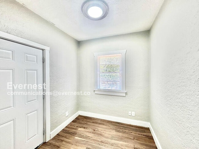 Building Photo - 3216 Ellis Ave