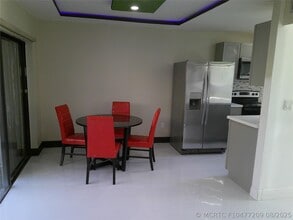 Building Photo - 3810 SW 52nd Ave