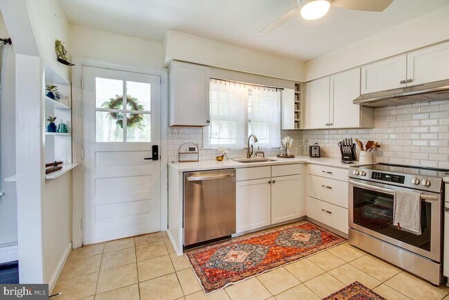Foto del edificio - 16434 Piney Point Rd