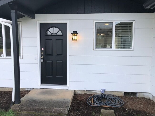 Building Photo - Updated 3 bedroom 1.5 bathroom house in Springfield!