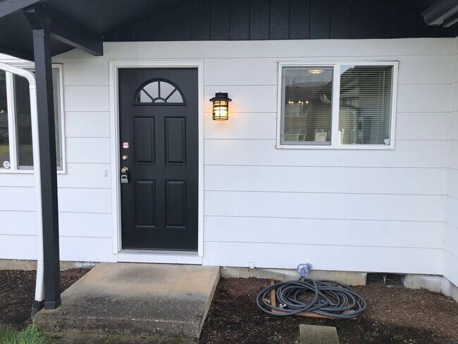 Foto del edificio - Updated 3 bedroom 1.5 bathroom house in Springfield!