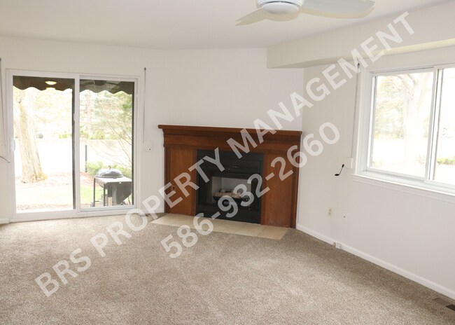 Building Photo - 3 BEDROOM 2.5 BATH CONDO