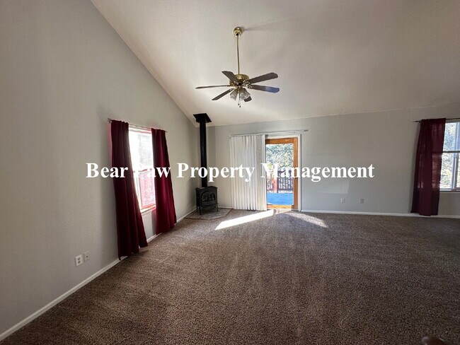 Building Photo - Duplex in Pine!!