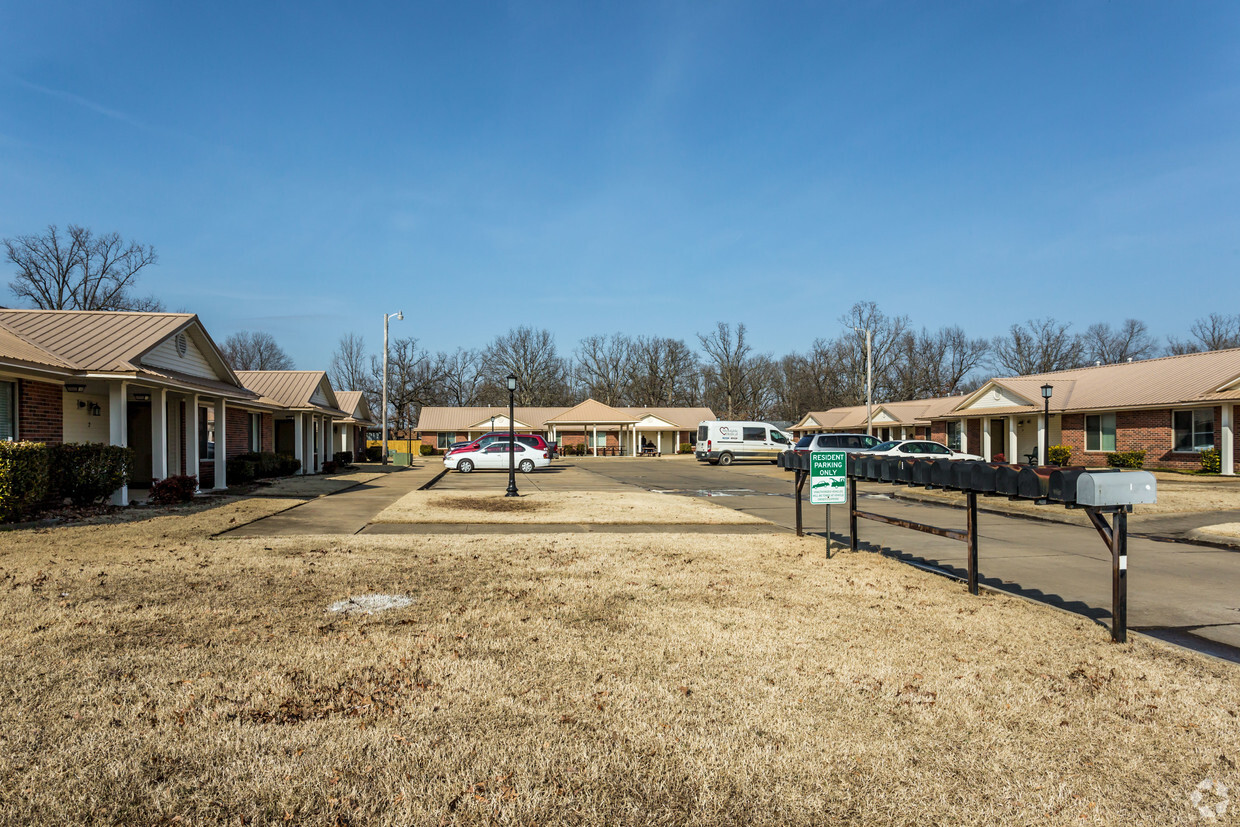 Building Photo - East Oak Place Apartments