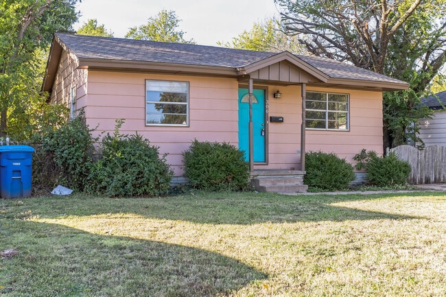Photo - 306 E Jacobs Dr House