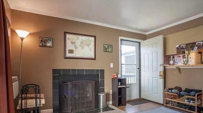 Entry + wood burning fireplace - 665 Manhattan Dr