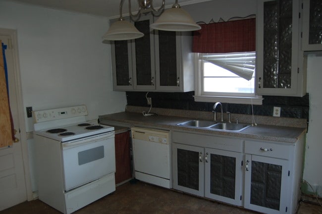 Building Photo - 1102 Sunnyside Dr
