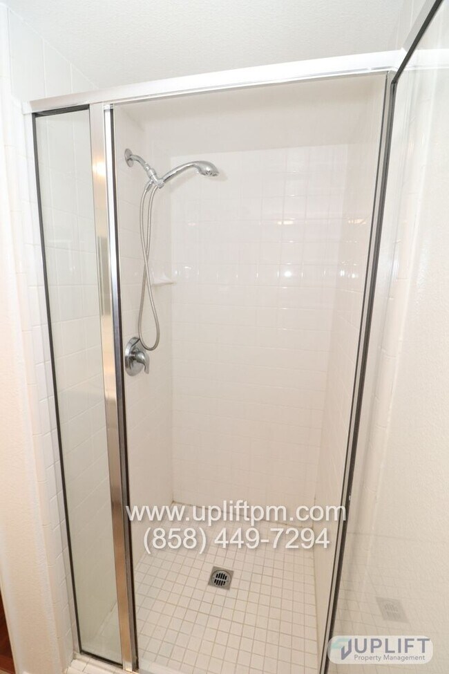 Foto del edificio - 3 Bed, 3.5 Bath Townhome w/ 2-Car Garage, ...