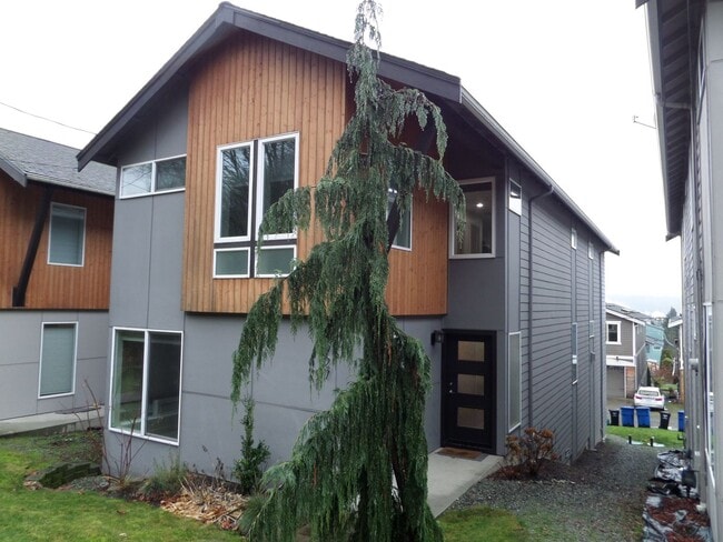 Building Photo - Immaculate and LARGE 4-Bedroom Home in Unb...