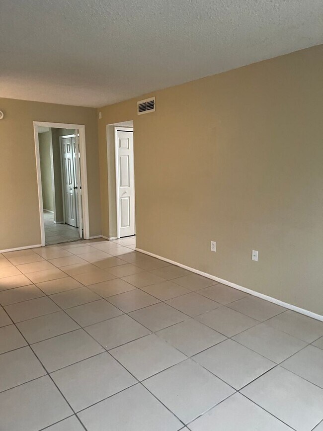 Building Photo - 2 Bedroom 1 Bath Condo