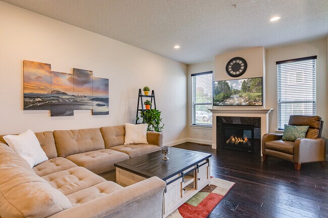 Living - 3201 Countryside Ct