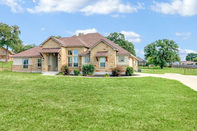 Foto del edificio - "Charming 4-Bed Oasis with Granite Touches & Cozy Fireplace in Floresville!"