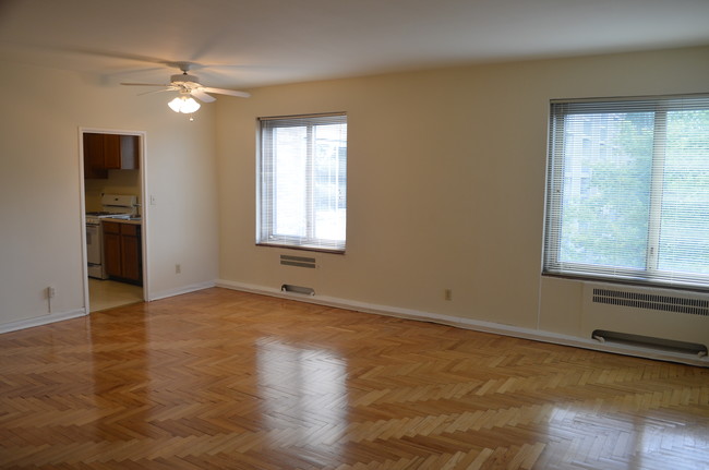 The Classic Living room - 1609 N. Prospect Avenue