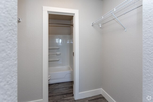 2BR, 1BA - 841SF - Sedona Ridge Apartments