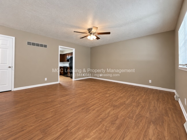 Building Photo - Blue Springs Duplex with double car garage!