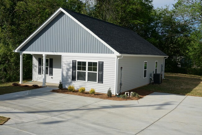 Building Photo - 3916 Freedom Dr