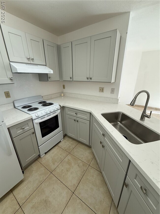 Building Photo - 440 Elm Dr