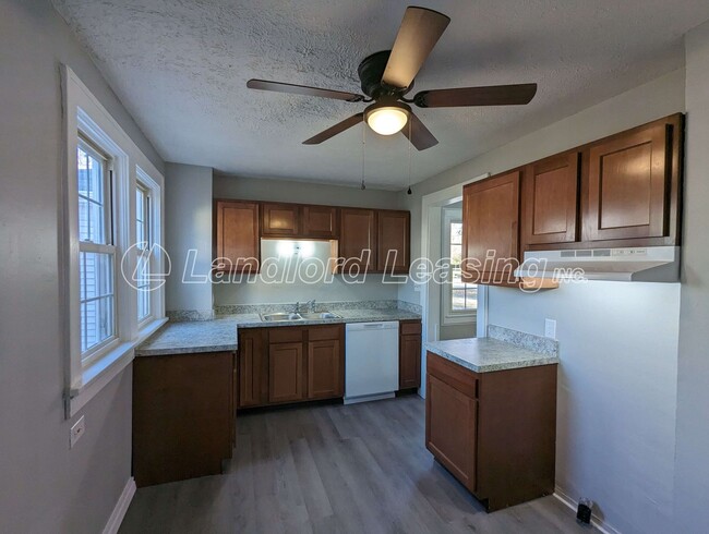 Building Photo - Charming Remodeled 2-Bedroom Home with 2-C...