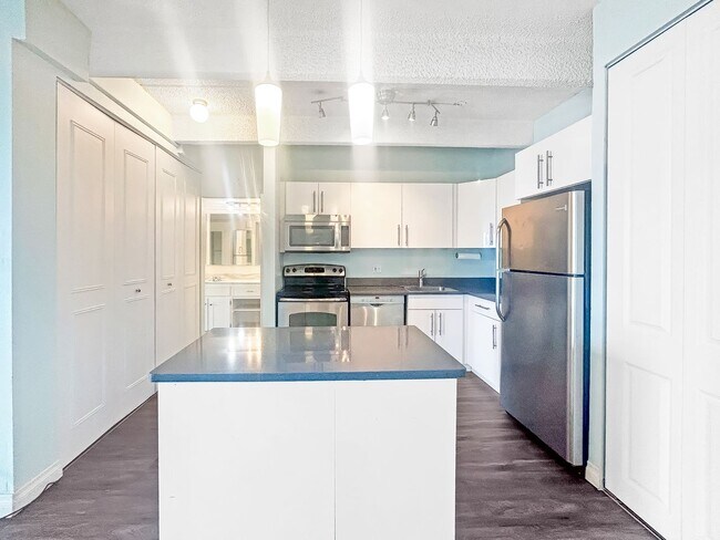 Foto del edificio - $0 DEPOSIT OPTION. SPACIOUS 12TH-FLOOR 1-B...