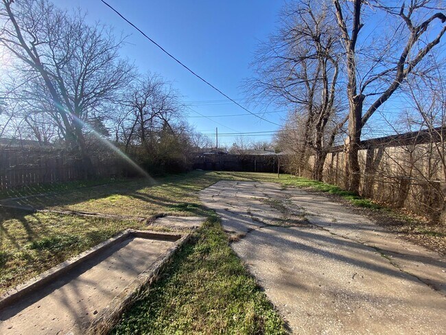 Building Photo - 2 bed/1 bath