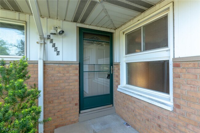 Foto del edificio - 24457 Tunbridge Ln