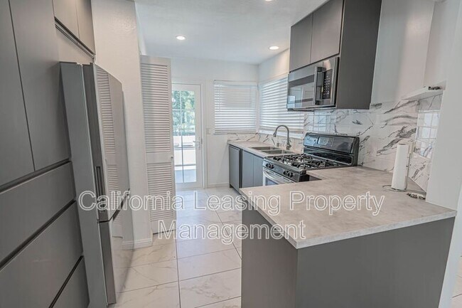 Foto del edificio - 26121 McBean Pkwy