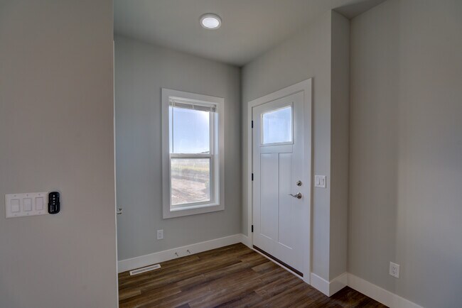 Front entry - 4856 Romaine Rd