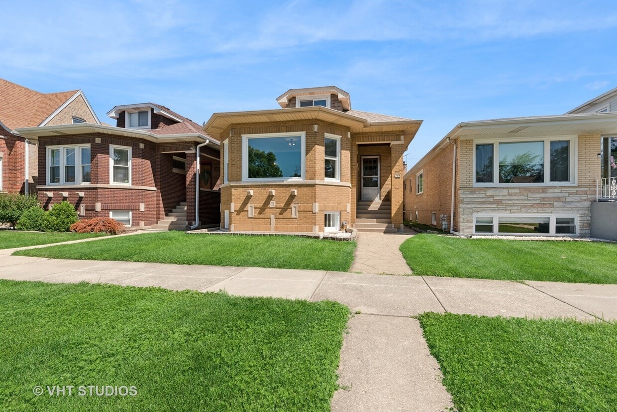 Primary Photo - 6236 W Cornelia Ave