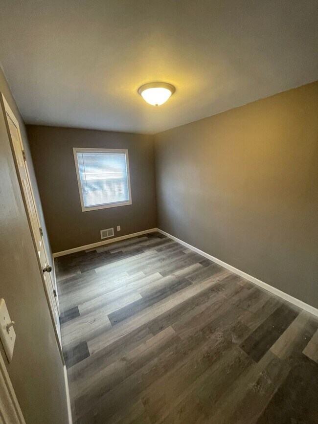 Building Photo - 5908-5910 N 37th St. (Duplex)