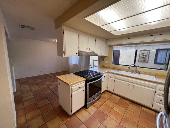 Building Photo - Spacious 2 Bed/ 2.5 Bath Townhouse For Ren...