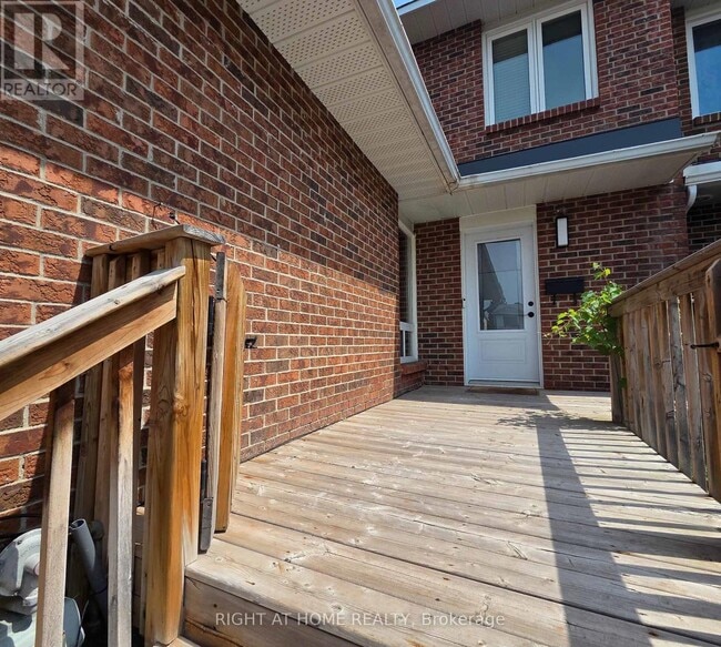 Building Photo - 25 Alberni St