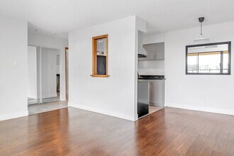 Building Photo - 1026 Queens Ave