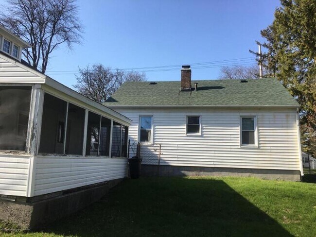 Building Photo - 715 W Holmes Rd